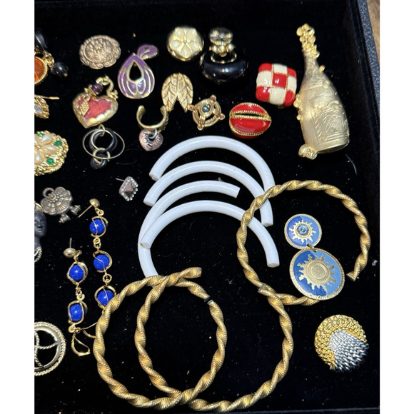 2 lb 4 oz Vintage Craft Jewelry Lot Gold Tone India Parts Beads Wings and Repair - Picture 10 of 16